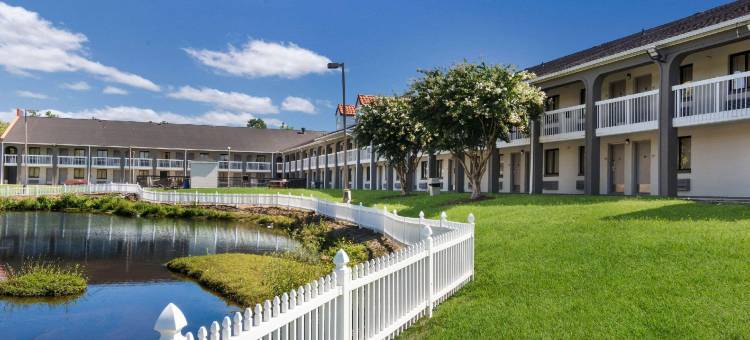 利堡罗德威酒店(Rodeway Inn at Fort Lee)图片