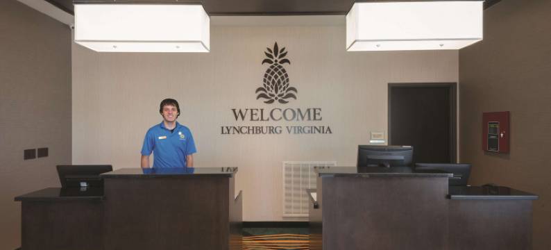 林奇堡自由大学拉昆塔温德姆套房酒店(La Quinta Inn & Suites by Wyndham Lynchburg at Liberty Univ.)图片