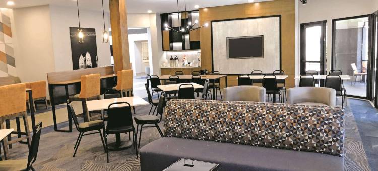 迈尔斯堡萨尼贝尔盖特威拉昆塔温德姆套房酒店(La Quinta Inn & Suites by Wyndham Ft. Myers-Sanibel Gateway)图片