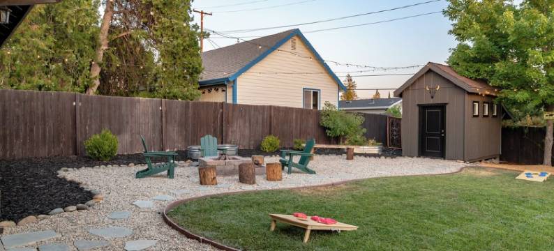 Cozy City Cabin w/King Bed/Fire Pit/Foosball/ Arcades/Playground and Nice Yard图片