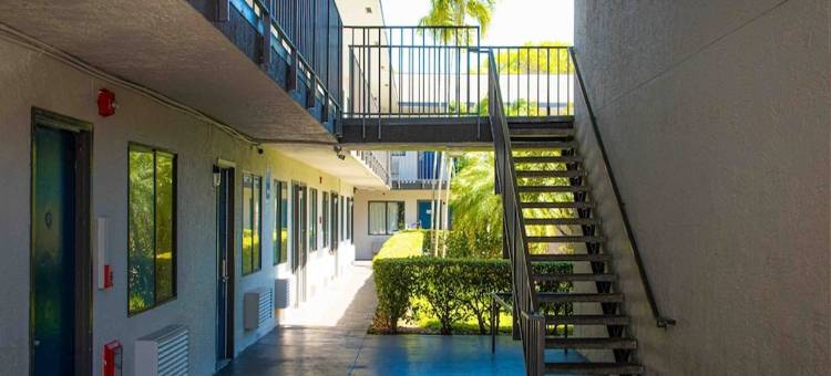 佛罗里达兰塔纳 6 号汽车旅馆(Motel 6 Lantana, FL)图片