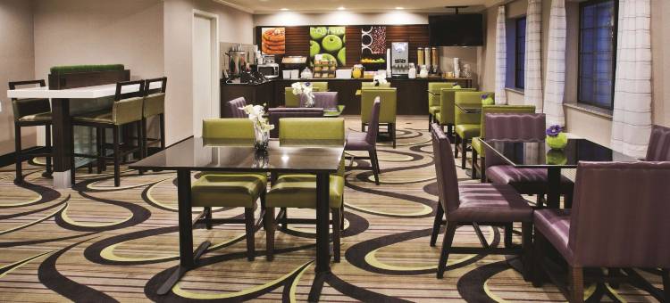 密尔沃基德拉菲尔德拉昆塔温德姆套房酒店(La Quinta Inn & Suites by Wyndham Milwaukee Delafield)图片