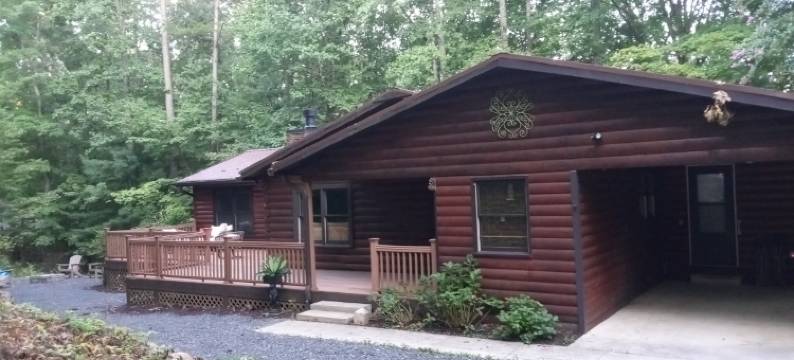 Hot Tub and Cozy Deck - Charming Log Cabin Retreat图片