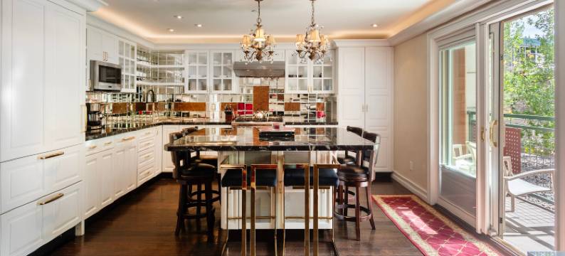 Cozy Fireplace and Private Balcony - Charming Mountain Sanctuary图片