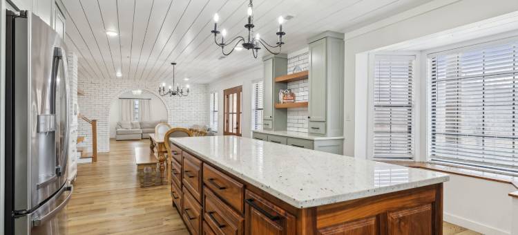 Expansive Outdoor Spaces and Cozy Interiors - Inviting Nature Retreat图片