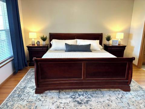 Charming 2-bedroom house in Hutchinson with WiFi, family-friendly.