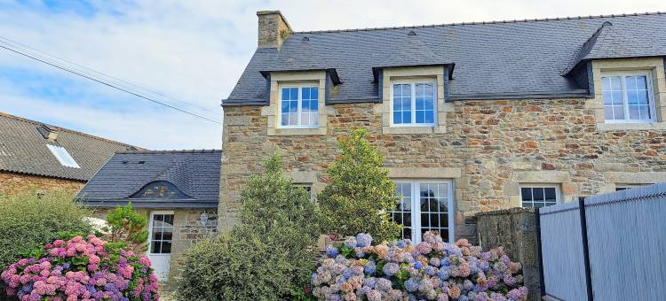 Stone House in Brittany near the Sea图片