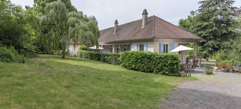 Burgundy Poolside Getaway图片