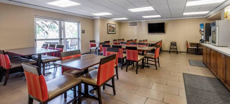 史蒂文生牧场舒舒适套房酒店(Comfort Suites Near Six Flags Magic Mountain)图片