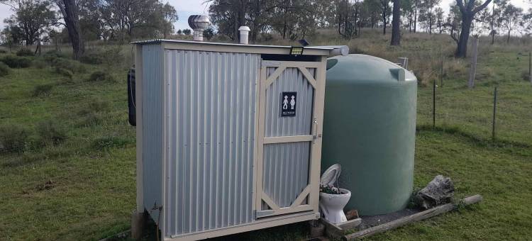 贝德福德巴士复古农家乐豪华露营星空下(Vintage Bedford Bus Farm Glamping Under the Stars)图片