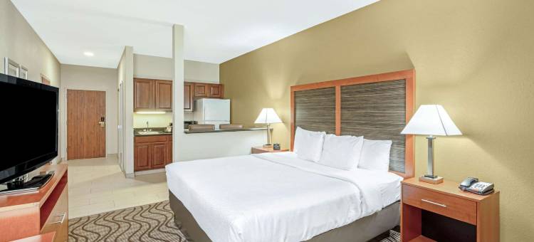 米德韦斯特城廷克空军基地拉昆塔温德姆套房酒店(La Quinta Inn & Suites by Wyndham Midwest City - Tinker AFB)图片