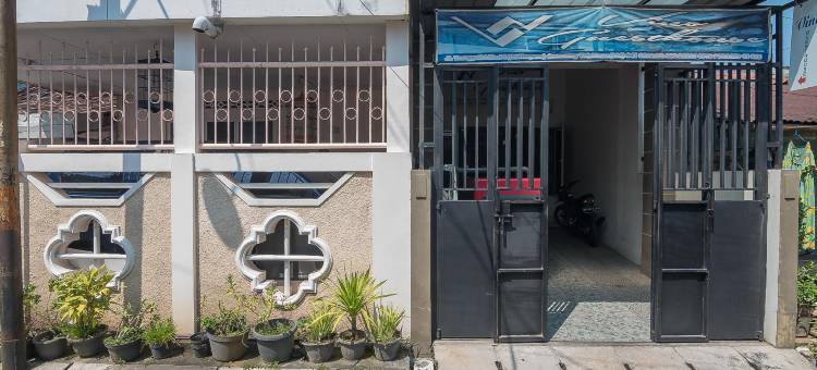 红多兹酒店-近三宝垄MT哈尔优诺(RedDoorz Near MT Haryono Semarang)图片