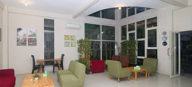 RedDoorz Plus Syariah酒店靠近三邦市政广场(RedDoorz Plus Syariah Near Alun Alun Sampang)图片