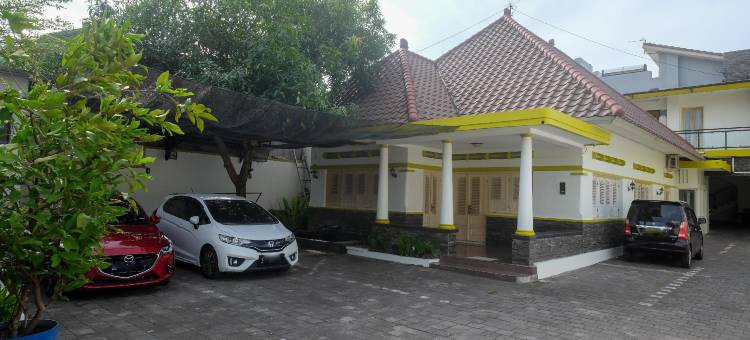 城市视野沙里亚卡达尔曼之家劳耶安红门酒店(Urbanview Syariah Kadarman Home Laweyan by RedDoorz)图片