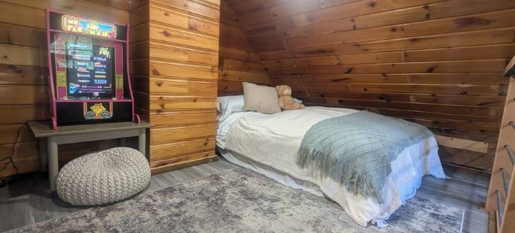 Charming 4-bedroom cottage ON Tawas Lake Pet, kid-friendly. Great Bird watching!图片