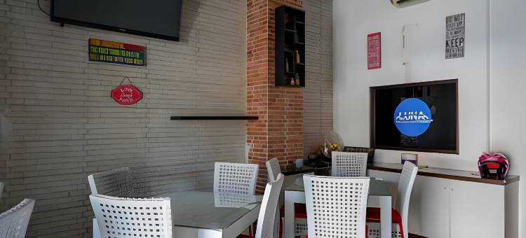 红多兹普拉斯酒店-近奇普特拉购物中心新邦利马2号(RedDoorz Plus Near Ciputra Mall Simpang Lima 2)图片