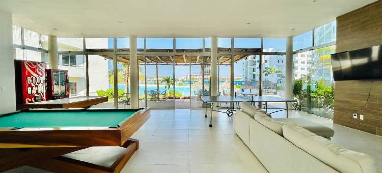 蓝色泻湖(Blue Lagoon)图片