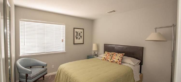 Golf, Game Room, Dining Area, Two Living Rooms, 2500 sq2, 4 Beds, 3 Full Bath图片