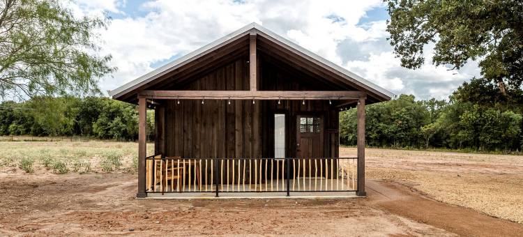 德克萨斯州韦科多彩轮椅无障碍双人小屋(Colorful, Wheelchair Accessible Cabin for Two in Waco, Texas)图片