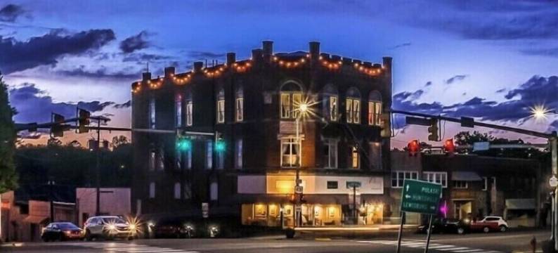 The Pythian Building Penthouse Apt. is centrally located on the city square.图片