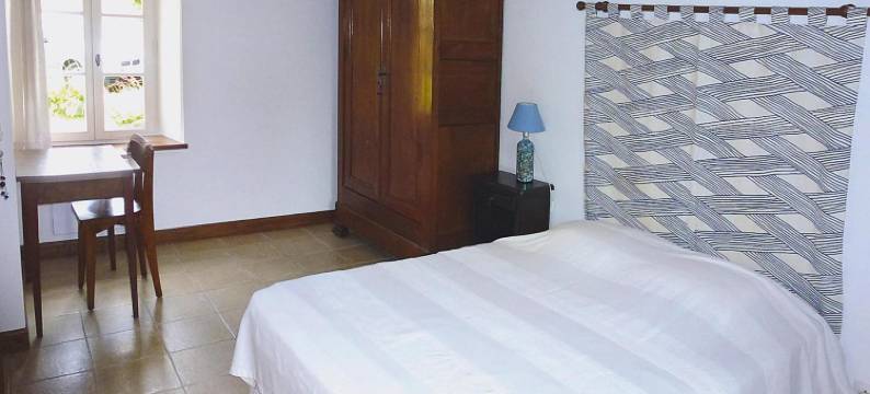 Stone House in Plurien near Sandy Beaches图片