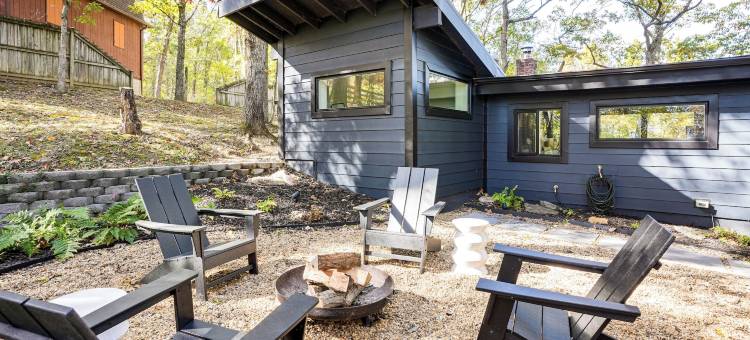 卢雷“黑胡桃木小屋占地2英亩，带火坑！(Luray 'Black Walnut Cabin' on 2 Acres w/ Fire Pit!)图片