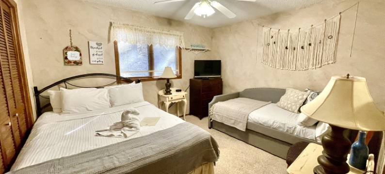 Forest View, Log-Sided Two Bedroom, Two Bath Condo on Lake Ouachita. 2 Condo by Redawning图片