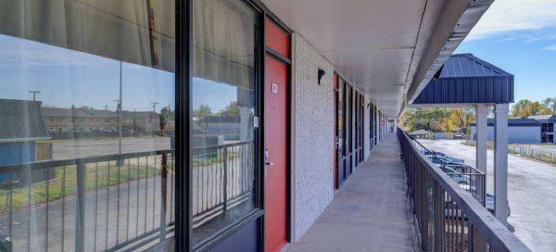 罗德威酒店(Capital O Travelers Inn Lawton Fort Sill)图片