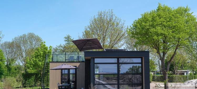 滨水别墅，带私人屋顶(Waterfront Villa With Private Rooftop)图片