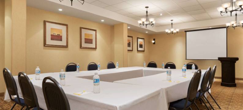 埃德蒙顿市区戴斯酒店(Days Inn by Wyndham Edmonton Downtown)图片