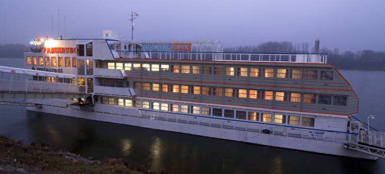 普雷斯堡船屋(Botel Pressburg)图片