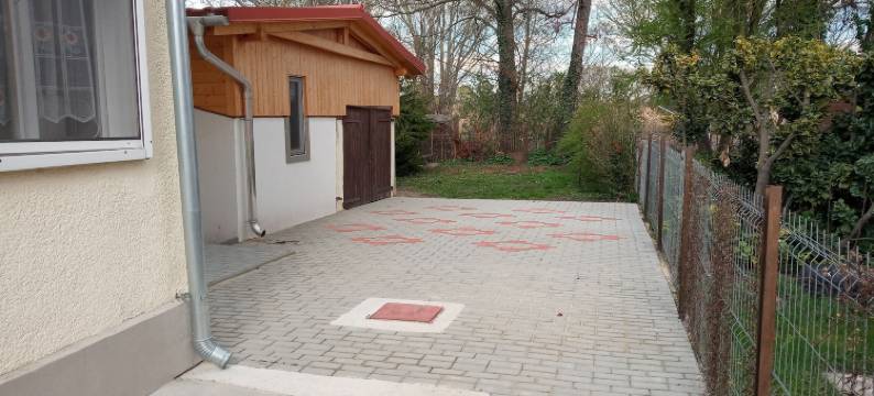 在Fonyód的一整栋带花园的度假房，可供2-10人使用(A Whole Holiday House with a Garden in Fonyód for 2-10 Persons)图片