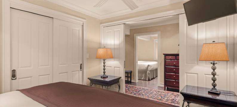 Cozy Fireplace and Private Balcony - Charming Mountain Sanctuary图片