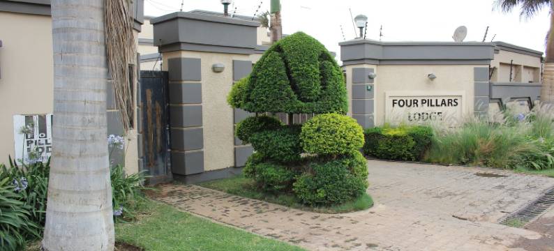 四柱旅馆(Four Pillars Lodge)图片