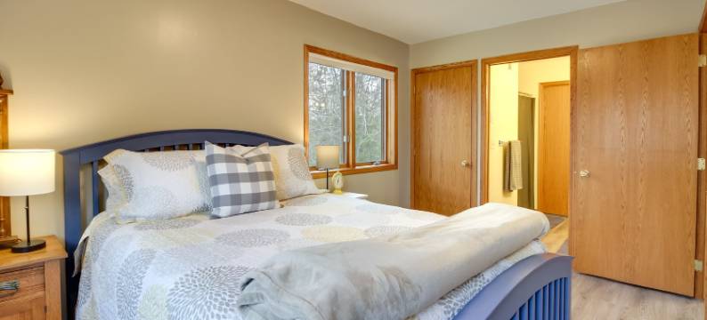 湖畔私人度假屋，带热水浴缸、露台和美景(Private Lakefront Retreat w/ Hot Tub, Deck & Views)图片