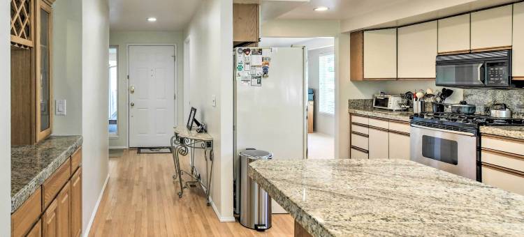 广阔的家庭房在高尔夫球场：徒步与自行车！(Spacious Family Home on Golf Course Hike and Bike!)图片