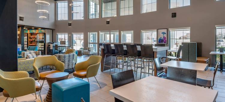 印第安纳波利斯机场凯隆波因特酒店(Clarion Pointe Indianapolis Airport)图片