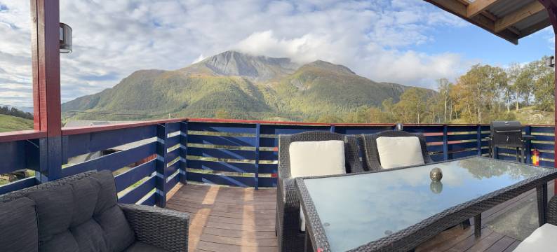 Spacious house, with boat, in beautiful landscape图片