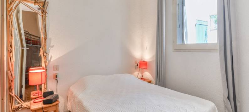 Bright Retreat by the Beach图片