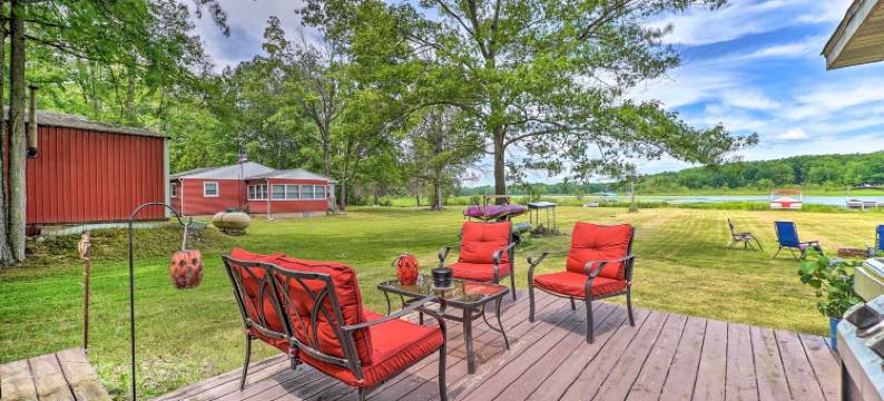 塔布斯湖小屋，带火坑，靠近滑雪场！(Cottage on Tubbs Lake w/ Fire Pit Near Skiing!)图片