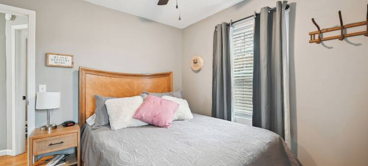 Vine Grove住宅，配有露台，距离桑德斯泉4英里！(Vine Grove Home w/ Deck, 4 Mi to Saunders Springs!)图片