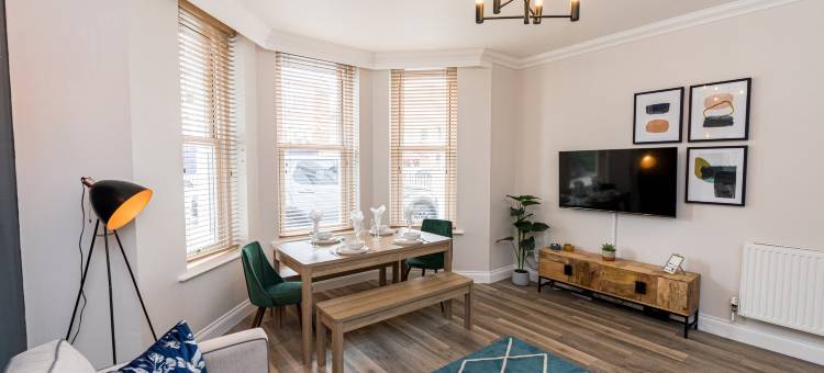 Beachside Home with Private Garden   Parking | Sleeps 6图片