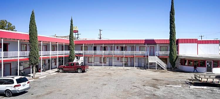 OYO 德克萨斯阿尔派恩近大弯国家公园汽车旅馆(OYO Hotel Alpine TX Near University)图片