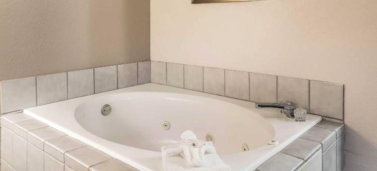 梅森高速公路42号郊区开放式客房酒店(Suburban Studios Mason Hwy 42)图片