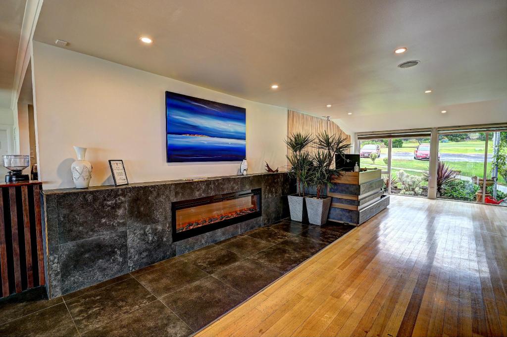 Diamond Island Resort, Restaurant & Bar and Penguin Show Over view