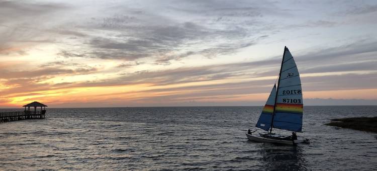Soundfront Sunsets with Private Dock, Kayaks, Large Pool, Hot Tub, Guesthouse图片