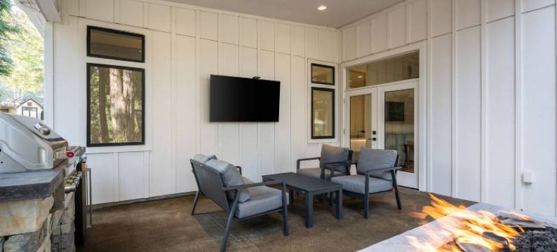 Enormous Covered Patio with Fire Table and Views - Stunning Retreat图片