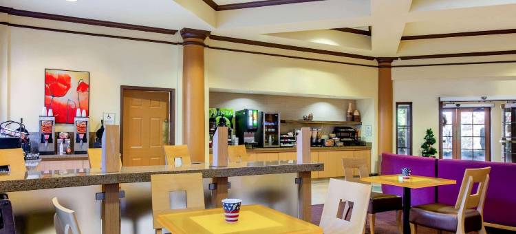 罗利克拉布特里拉昆塔温德姆套房酒店(La Quinta Inn & Suites by Wyndham Raleigh Crabtree)图片