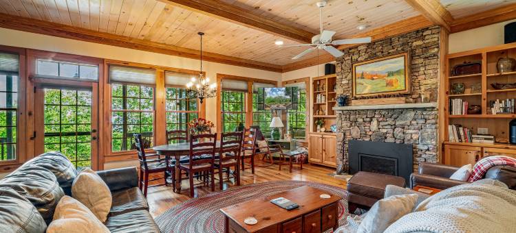 Gated Oasis with Breathtaking Views - Charming Canyon Hideaway图片