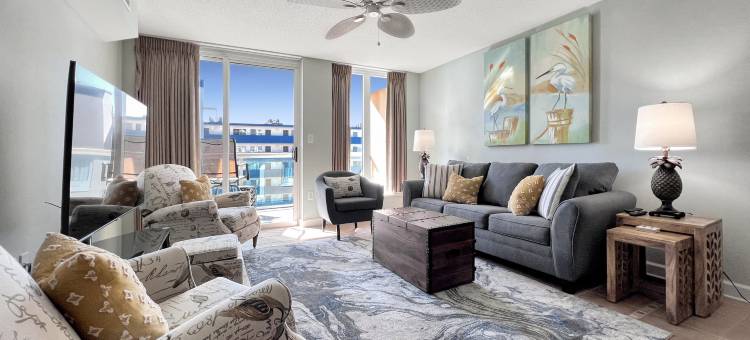 Spacious Balcony with Ocean Glimpse and Outdoor Pool - Charming Retreat图片